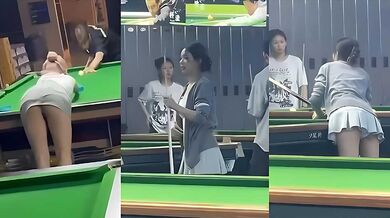台球厅惊变鸡窝！超短裙小妹故意露底裤 撩人内衣勾魂 暧昧游走台球桌 大尺度擦边让人血脉喷张！